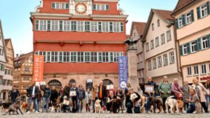 Rund 50 Herrchen und Frauchen demonstrierten mit ihren Vierbeinern vor dem Alten Rathaus für die Belange ihrer Vierbeiner. Foto: privat