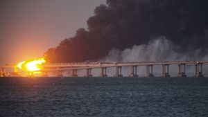 Die Krim-Brücke war am frühen Samstagmorgen von einer schweren Explosion erschüttert worden. Foto: dpa/Uncredited