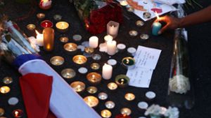Menschen trauern um die Terroropfer von Nizza. Foto: EPA