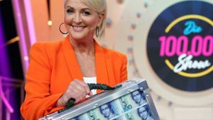 Ulla Kock am Brink in ihrer Erfolgssendung Die 100.000 Mark Show. Foto: RTL / Guido Engels