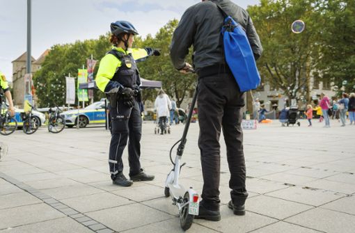 Der Umgang mit E-Rollern ist erklärungsbedürftig. Die Polizei gibt auf dem Schlossplatz Nachhilfe. Foto: Lichtgut/Julian Rettig
