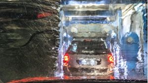 Der Seitenspiegel eines Autos wurde in eine Waschanlage abgerissen. Der Betreiber muss nun für den Schaden auskommen. (Symbolbild) Foto: IMAGO/Wolfgang Maria Weber