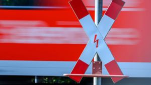 Sattelzugfahrer und Bahngäste haben noch mal Glück gehabt. Foto: dpa/Jens Büttner
