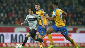 Vor mehr als 2 300 Stuttgarter Fans haben die Schwaben beim Spiel gegen Eintracht Braunschweig ein Unentschieden erreicht. Foto: Pressefoto Baumann