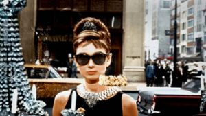 Audrey Hepburn machte in „Frühstück bei Tiffany“ das Kleine Schwarze zum Inbegriff der Eleganz. Foto: Imago/Everett Collection