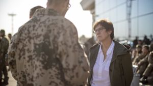 Aus Kabul zurückgekehrt: Bundeswehrsoldaten sprechen im usbekischen Taschkent mit Verteidigungsministerin Annegret Kramp-Karrenbauer. Foto: dpa/Marc Tessensohn