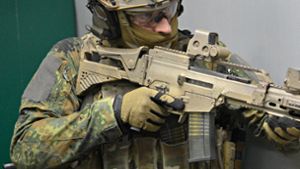 Ein Soldat trainiert mit einem Sturmgewehr vom Typ G36 von Heckler & Koch im Schießausbildungszentrum auf dem Kasernengelände des Kommandos Spezialkräfte (KSK). Foto: dpa/Franziska Kraufmann