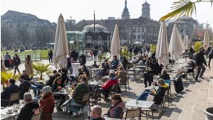 Beliebter Freizeitort: der Schlossplatz in Stuttgart mit seinen vielen Cafés. Auch hier muss man heute tiefer in die Tasche greifen. Foto: imago/Arnulf Hettrich