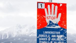 Warnschilder mit der Aufschrift „Stop-Lawinengefahr“ wie dieses im Raum Innsbruck sind derzeit überall in den österreichischen Alpen zu sehen. Foto: dpa