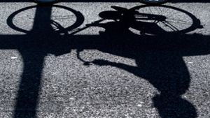 Ein 30-jähriger Radfahrer wechselt unvermittelt vom Gehweg auf die Fahrbahn und kollidiert mit dem Auto einer 63-jährigen Frau (Symbolfoto). Foto: picture alliance/dpa/Sven Hoppe