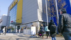 Der Start am Montag war verhalten, aber schon gegen Mittag füllt sich das Ikea-Haus in Sindelfingen. Foto: /Simon Granville