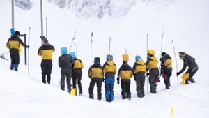 Die Schweizer Bergretter (Archivfoto) konnten ihren Kollegen nur noch tot aus den Schneemassen bergen Foto: dpa