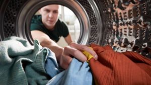 Einen Waschmaschinengang zu verschieben, kann zur Versorgungssicherheit beitragen. Foto: imago images/Shotshop/Monkey Business 2 via www.imago-images.de