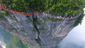 „Coiling Dragon Cliff Skywalk“ heißt dieser Höhenweg, was so viel wie „Gewundener Drachenfelsen-Himmelsstraße“ bedeutet. In 99 Kurven schlängelt sich der Glasweg durch den  Zhangjiajie National Forest Park. Foto: Imago/China Foto Pr/ss