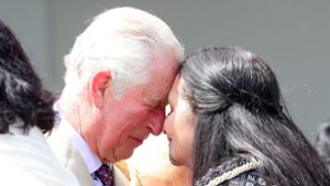 Auf Tuchfühlung mit den Ureinwohnern: Prinz Charles bei seinem Besuch in Neuseeland. Foto: dpa/Chris Jackson
