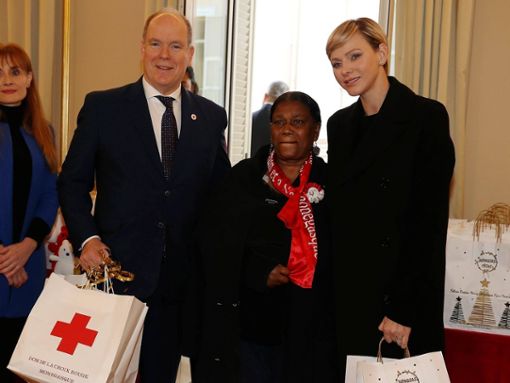 Fürst Albert II. und seine Frau Charlène verteilten beim Roten Kreuz Monaco Geschenke an ältere Menschen. Foto: IMAGO/MAXPPP