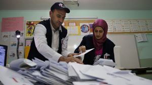 Wahlhelfer im Libanon zählen die Wahlzettel aus. Foto: AP