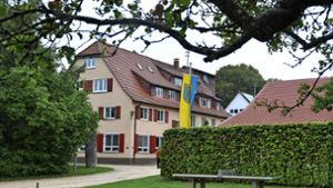 Die Kornwestheim-Flagge ist eingezogen worden: Der Vogelhof wird zu einem Seminarzentrum. Foto: Archiv/Susanne Mathes