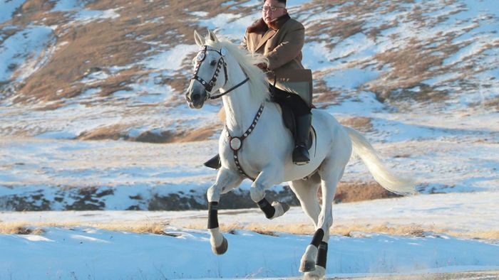 Nordkoreas Machthaber reitet mit weißem Pferd auf heiligen Berg