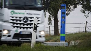 Die blau-grünen Säulen haben es auf Lastwagen abgesehen. Foto: Gottfried Stoppel