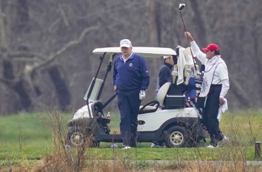 US-Präsident Donald Trump beim Golfen auf seinem Platz in Sterling, Virginia. Foto: AP/Manuel Balce Ceneta