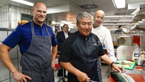 Adler-Küchenchef Max Speyer (links) freut sich über die Zusammenarbeit mit Alan Wong und Oliver Altherr. Foto: Simon Granville