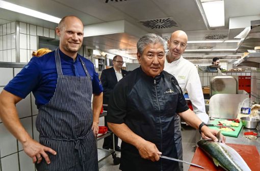 Adler-Küchenchef Max Speyer (links) freut sich über die Zusammenarbeit mit Alan Wong und Oliver Altherr. Foto: Simon Granville