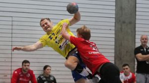 Duell mit harten Bandagen: Der Leonberger David Klatte (li.) spürt die natürliche Härte des Handballs. Foto: Andreas Gorr