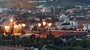Blick auf die Show von Rammstein von der Waldebene Ost aus: Auch die vier Musiktürme im Innenraum spucken Feuer. Foto: /Engelhard
