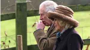 Dieses Foto von King  Charles II. und Queen Camilla wurde am Sonntag (4. Februar) aufgenommen, als das Königspaar nach der Messfeier die St. Mary Magdalene Church in Sandringham, Norfolk, verließ. Foto: Imago/Paul Marriott