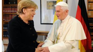 Papst Benedikt XVI. hat im September 2011  im Büro der deutschen Bischofskonferenz in Berlin die damalige Kanzlerin Angela Merkel getroffen. Foto: dpa/Soeren Stache