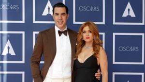 Sacha Baron Cohen und seine Frau Isla Fisher kommen zu einer Vorführung der Oscars in Sydney an. Foto: Rick Rycroft/Pool AP/dpa
