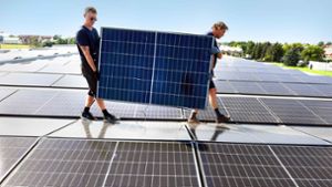 Beim Klimaschutz ist vielen der Bau von Photovoltaikanlagen wichtig. Foto: ZB/Waltraud Grubitzsch