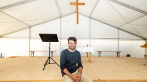 Pfarrer Matthias Baral hält seine Predigten in den nächsten fünf Wochen einem Zelt neben dem Pfarramt. Foto: Eibner//Roger Bürke