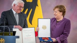 Angela Merkel bekam  von Bundespräsident Frank-Walter Steinmeier den höchsten deutschen Verdienstorden verliehen. Foto: dpa/Michael Kappeler