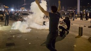 In Marseille haben englische Fußball-Fans randaliert, die Polizei ging mit Tränengas gegen sie vor. Foto: AP