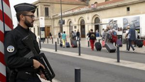 Ein Polizist steht einen Tag nach der Messerattacke Anfang Oktober vor dem Bahnhof Saint-Charles in Marseille (Frankreich) Wache. Zwei verdächtige Männer, die in der Schweiz festgenommen worden sind, könnten nun mit dem Attentat in Verbindung gebracht werden. Foto: LR/AP