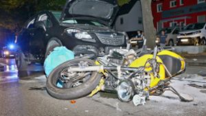 Das Motorrad rutschte gegen den SUV. Foto: KS-Images.de / Andreas Rometsch