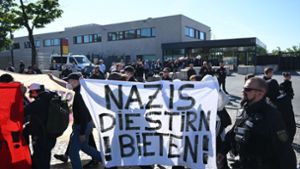 Demonstranten vor Beginn der Urteilsverkündung gegen Lina E. vor dem Oberlandesgericht (OLG) Dresden. Foto: dpa/Robert Michael