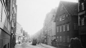 Schon 1942 fährt die Straßenbahn durch die Böblinger Straße. Wir spazieren sie einmal ganz entlang bis zum Marienplatz – in der Bildergalerie. Foto: Stadtarchiv/101 FN 250