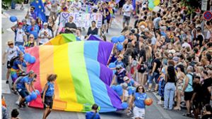 Die Regenbogenflagge in der Stuttgarter Innenstadt bei der CSD-Demo. Foto: dpa/Christoph Schmidt