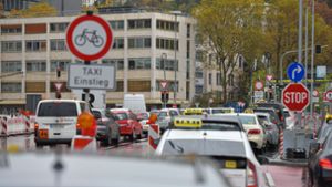 Die Zahl der Autos in Stuttgart sinkt nur leicht. Foto: LICHTGUT/Max Kovalenko