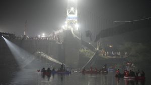 Die eingestürzte Hängebrücke  riss Hunderte von Menschen in den Tod. Foto: dpa/Ajit Solanki
