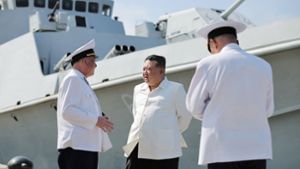 Kim Jon-un (Mitte)  beim Besuch einer Marineeinheit. Foto: dpa/KCNA/KNS