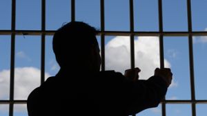 Die Angst vor der Radikalisierung junger Häftlinge im Knast wächst. Gefängnisseelsorger sollen hier künftig gegensteuern. Foto: dpa