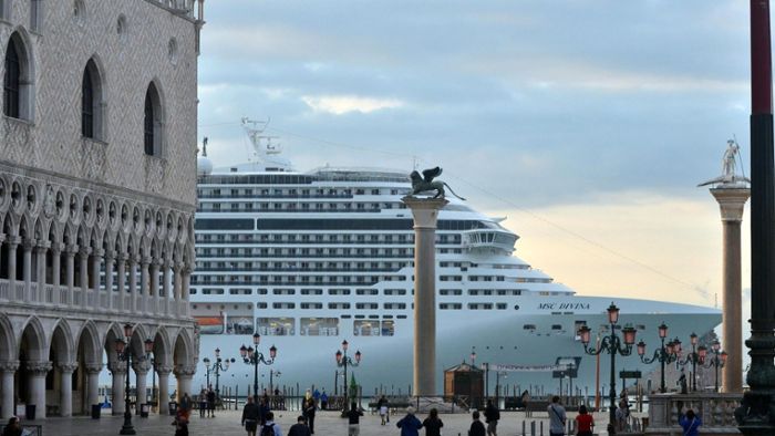Kreuzfahrtschiff schrammt an Biennale-Pier vorbei