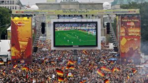 Tausende Zuschauer verfolgen 2006 auf der Fanmeile am Brandenburger Tor in Berlin das WM-Fußballspiel zwischen Deutschland und Argentinien. Foto: Marcel Mettelsiefen/dpa/Archivbild