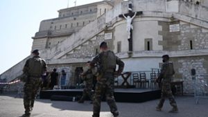 Soldaten patrouillieren in Marseille vor der Basilika Notre Dame. Die  südfranzösische Metropole wird seit Monaten erschüttert von Bandenkriegen mit vielen Toten. Foto: AFP/SYLVAIN THOMAS