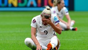 Enttäuschung und Fassungslosigkeit bei den deutschen Fußballerinnen: Mandy Islacker kann das 1:2 gegen Dänemark noch nicht fassen. Foto: AFP