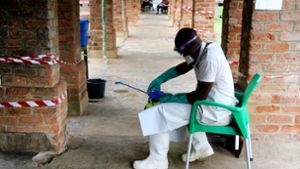 Ein Mitarbeiter des Gesundheitswesens trägt in einem Behandlungszentrum in Bikoro im Kongo eine Schutzausrüstung gegen Viren. Foto: AP